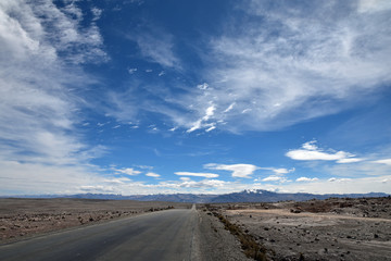 Fototapeta na wymiar Route de l'altiplano andin au col dePatapampa au Pérou 
