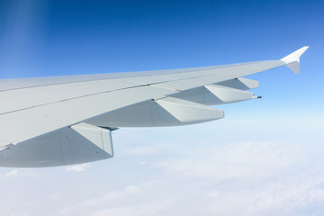 Obraz premium Bright blue skies and airplane wing