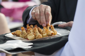 Cogiendo aperitivo desde la bandeja