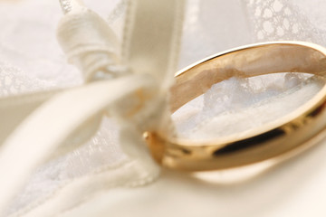 Anello d'oro legato con fiocco bianco - obrazy, fototapety, plakaty