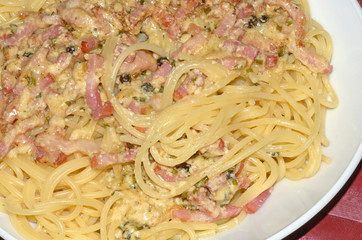 Spaghetti mit Schinkenstreifen