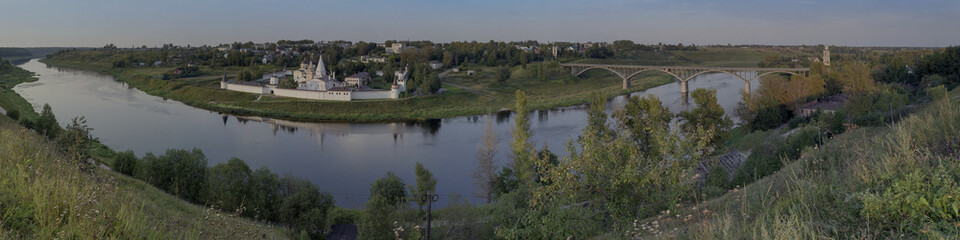 Fototapeta na wymiar Панорамный вид на реку и монастырь
