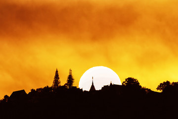 Obraz premium Nice sunset behind Buddhist temple on top of the mountain