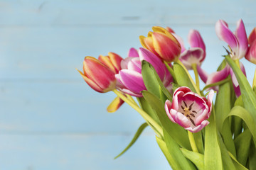 Obraz premium bouquet of pink tulips on a wooden background 