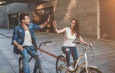 Obraz premium Romantic couple with bicycles in the city