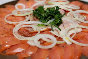 Lachs, geräuchert, geschnitten mit Zwiebelringen und Petersilie als Dekoration für Buffet Service