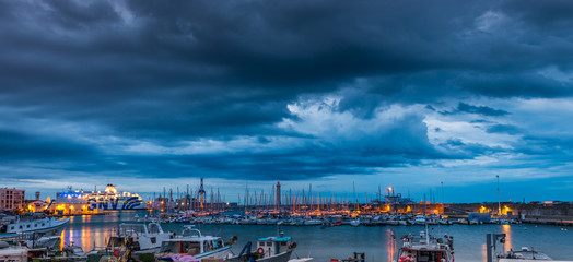 Port de Sète un soir d'orage, Hérault, Languedoc, Occitanie en France