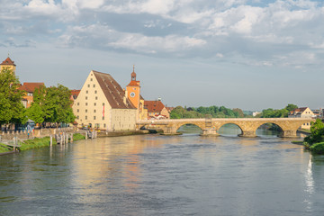 Naklejka na ściany i meble Regensburg im morgen Licht an einem Sommertag mit Promenade und Steinerne Brücke