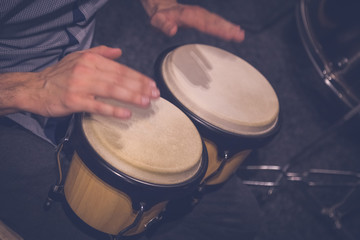 Obraz premium Musician playing bongos
