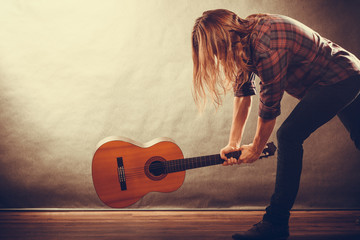Rock musician destroys his guitar.