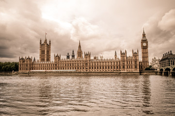 Naklejka premium Palace of Westminster on the banks of the River Thames in London (United Kingdom)