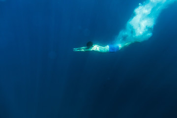 Fototapeta premium man dive underwater
