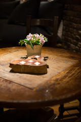 Blumendekoration auf Holztisch