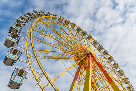 Nahaufnahme eines Riesenrades auf einem Volksfest 