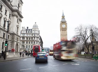 Sierkussen Verkeer in de stad Centraal Londen, lange blootstellingsfoto van rode bus in beweging, Big Ben op achtergrond © Ioan Panaite