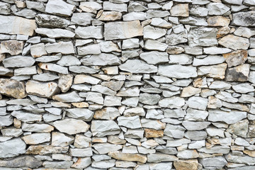 Masonry of natural stone of different sizes