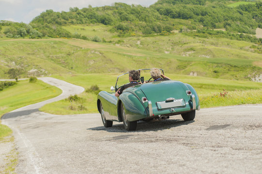 Fototapeta Two friends with a vintage car