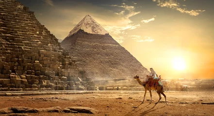 Fototapete Historisches Gebäude Nomade in der Nähe von Pyramiden