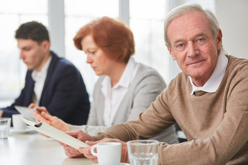 Senior als Geschäftsmann mit Erfahrung