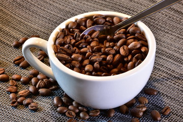 Kaffeebohnen in der Kaffeetasse