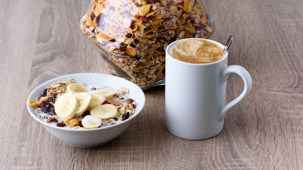 Gesundes Müsli mit Banane und Kaffee