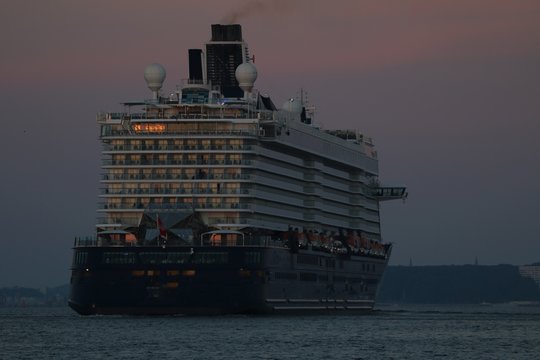 Kreuzfahrtschiff mit Balkonkabinen auf der Kieler Förde