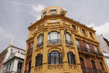Fototapeta na wymiar Immeuble jaune à Séville, Espagne