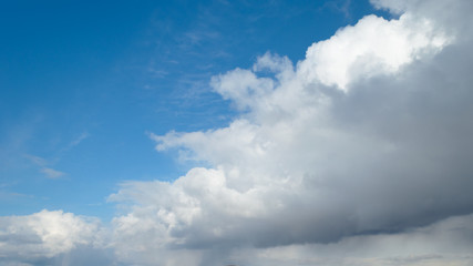 Obraz premium Fluffy,swirling clouds in the blue sky.