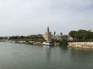 Fototapeta na wymiar Tour de l'Or et fleuve à Séville, Espagne 