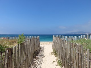Fototapeta na wymiar Chemin d’accès à la plage