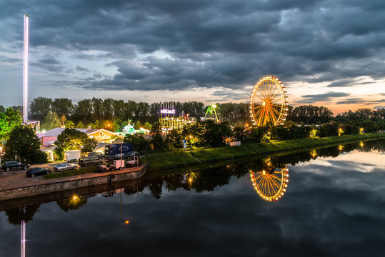 Nachtaufnahme der Maidult mit Riesenrad in Regensburg
