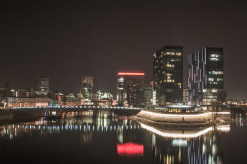Fototapeta na wymiar Medienhafen Düsseldorf bei Nacht
