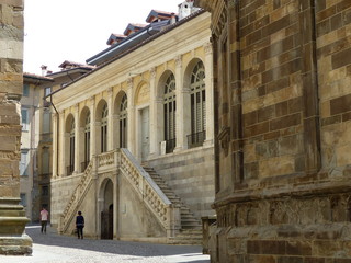 Fototapeta na wymiar Palazzo antico nel centro storico di Bergamo Alto in Italia. 