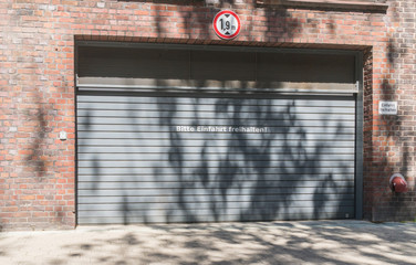 Tiefgarage mit einem grauen Tor