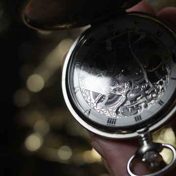 Konzept der Zeitlosigkeit, im Form einen gebrochenen Taschenuhr