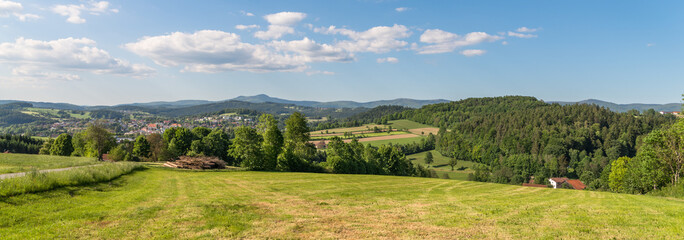 Panorama von Grafenau im Bayerischen Wald mit den Bergen kleinem und großem Rachel und dem Berg...