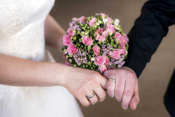 Obraz na płótnie Canvas hands groom and bride with wedding rings celebration