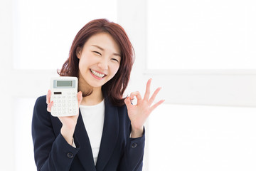 電卓を持つ女性　ビジネス