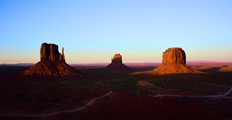 Fototapeta na wymiar The setting sun rays over Monument Valley, on the border of Utah and Arizona