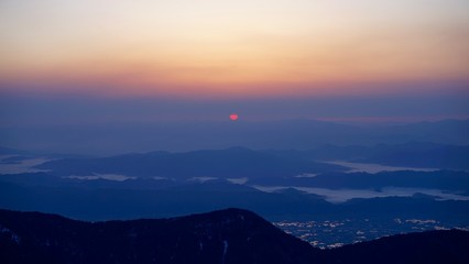 燕山荘のテン場から日の出を見る