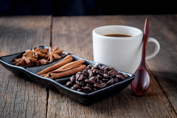 Coffee beans with cinnamon A mixture of popular drinks.