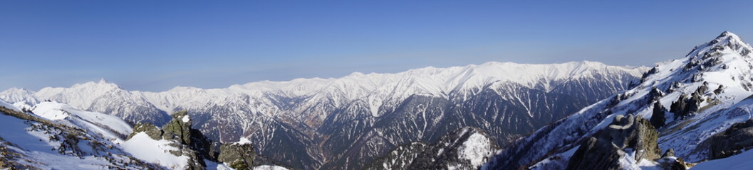 Fototapeta na wymiar 冬季北アルプス登山。燕岳と槍ヶ岳など北の山々
