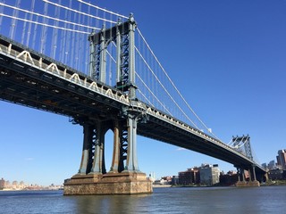 Fototapeta na wymiar Manhattan bridge over East river