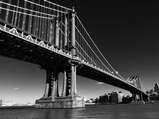 Fototapeta na wymiar Manhattan bridge over East river in black and white