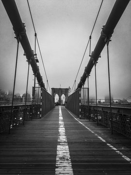 Fototapeta Walkway at Brooklyn bridge with foggy in black and white style