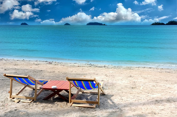 Fototapeta na wymiar Idyllic white beach in front of the turquoise tropical sea