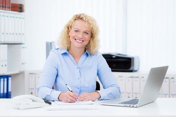 Sympathische Frau im Büro