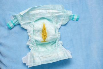 Feces baby 5 months healthy in diapers
