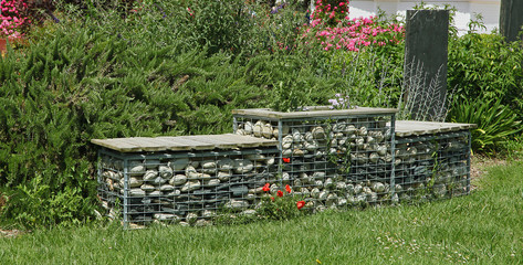 Gabion de galets dans un espace vert