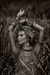 Foto op Canvas aantrekkelijke boho-vrouw buitenshuis bij jungle-achtergrond © zolotareva_elina